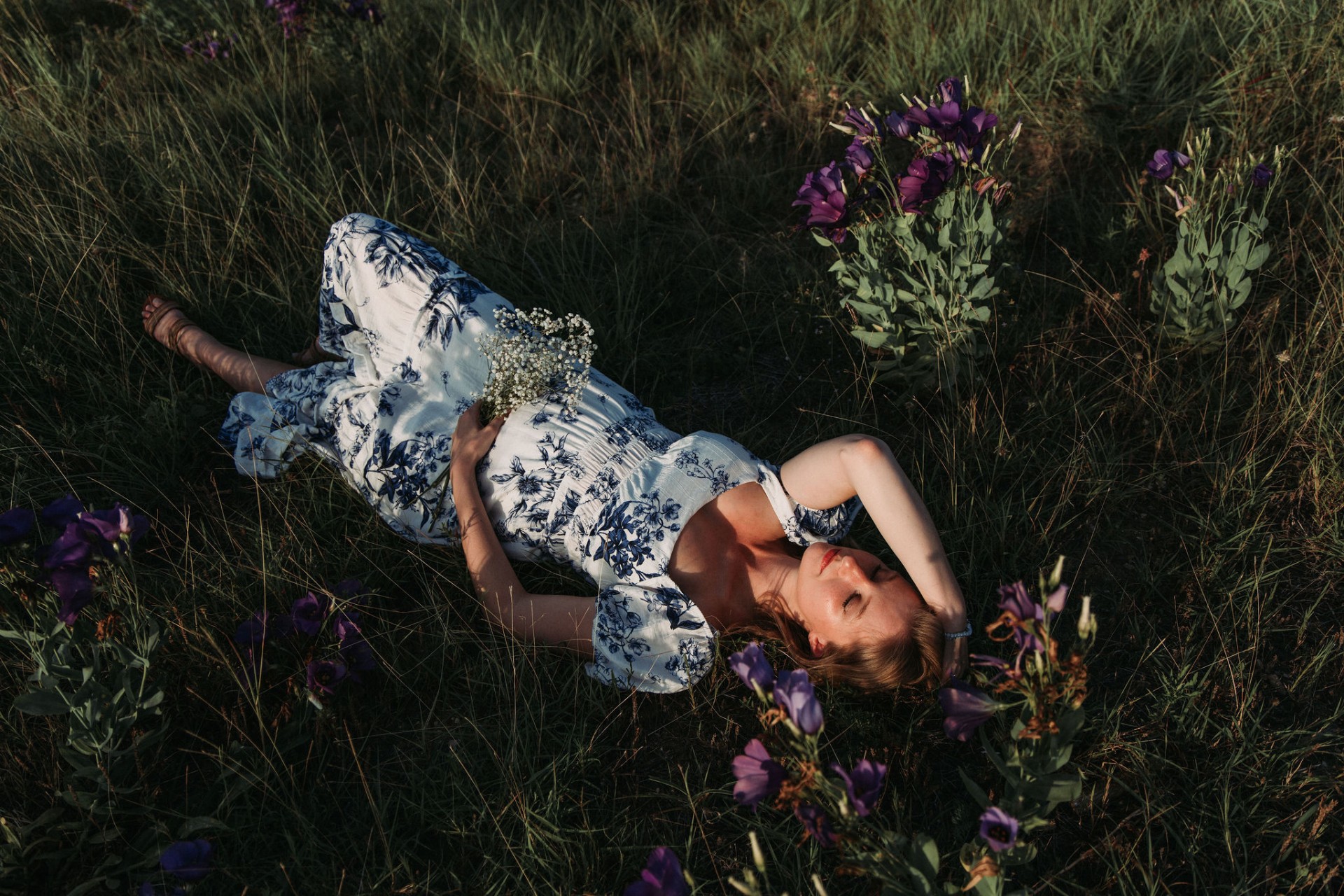 Bride walking through a Tuscan field at golden hour